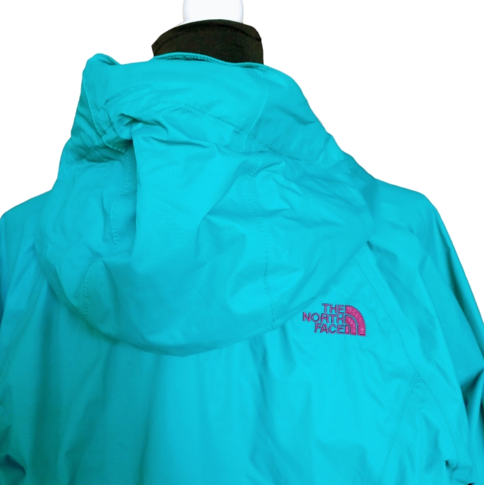 The North Face Women's Rain Jacket. - Picture 12 of 15